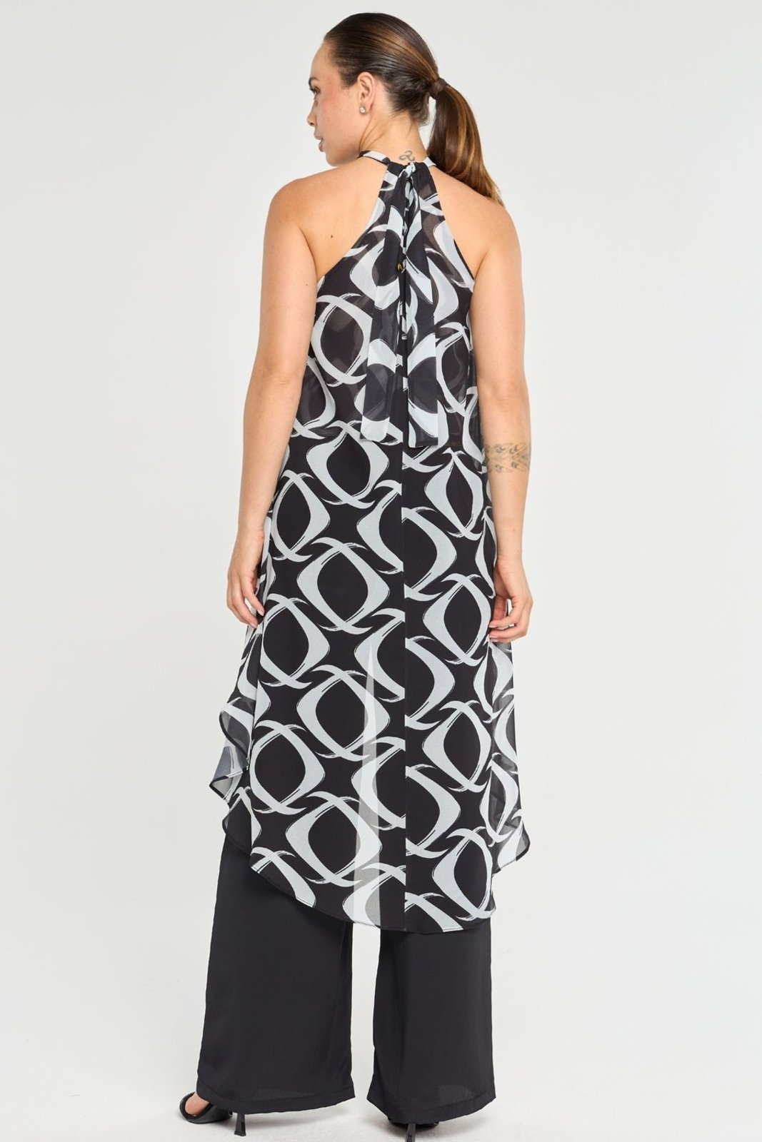 Blusa PKS Frente Única Assimétrica de Chiffon Estampado Preto e Branco