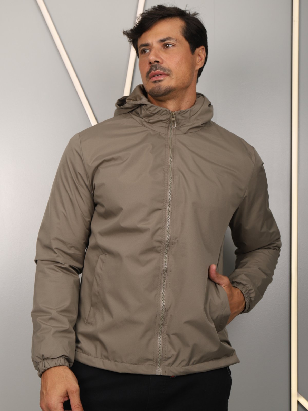 Jaqueta Masculina Corta Vento Peluciada Capuz Impermeável Bolso Frontal Poliéster Repele Liquido