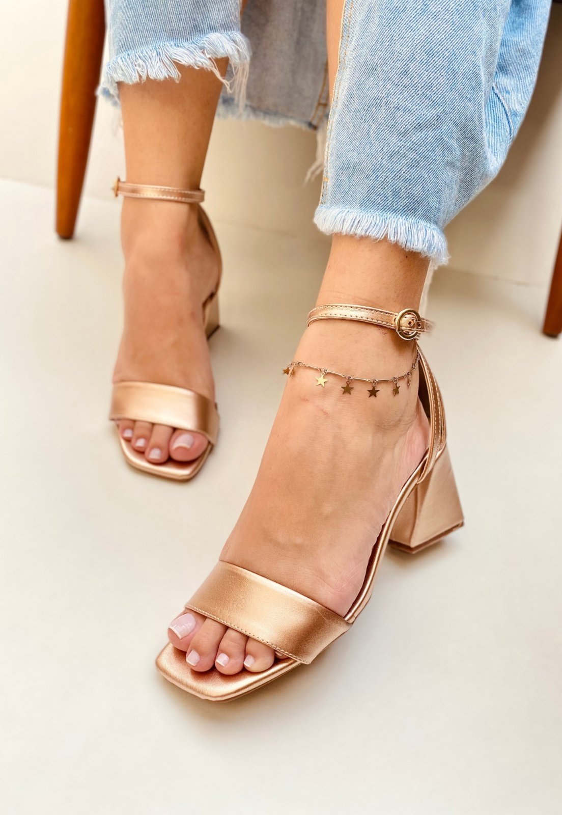 Sandália Salto Geométrico Feminina Atalia Shoes Metalizado Cobre Tira Reta Tendência 2025