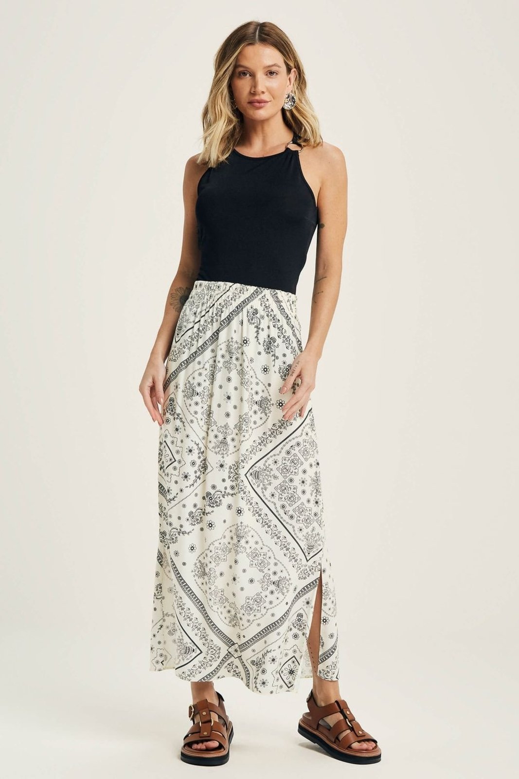 Saia Feminina Midi Padronagem Floral Marialícia Bege Saia Feminina Midi Padronagem Floral Marialícia Bege