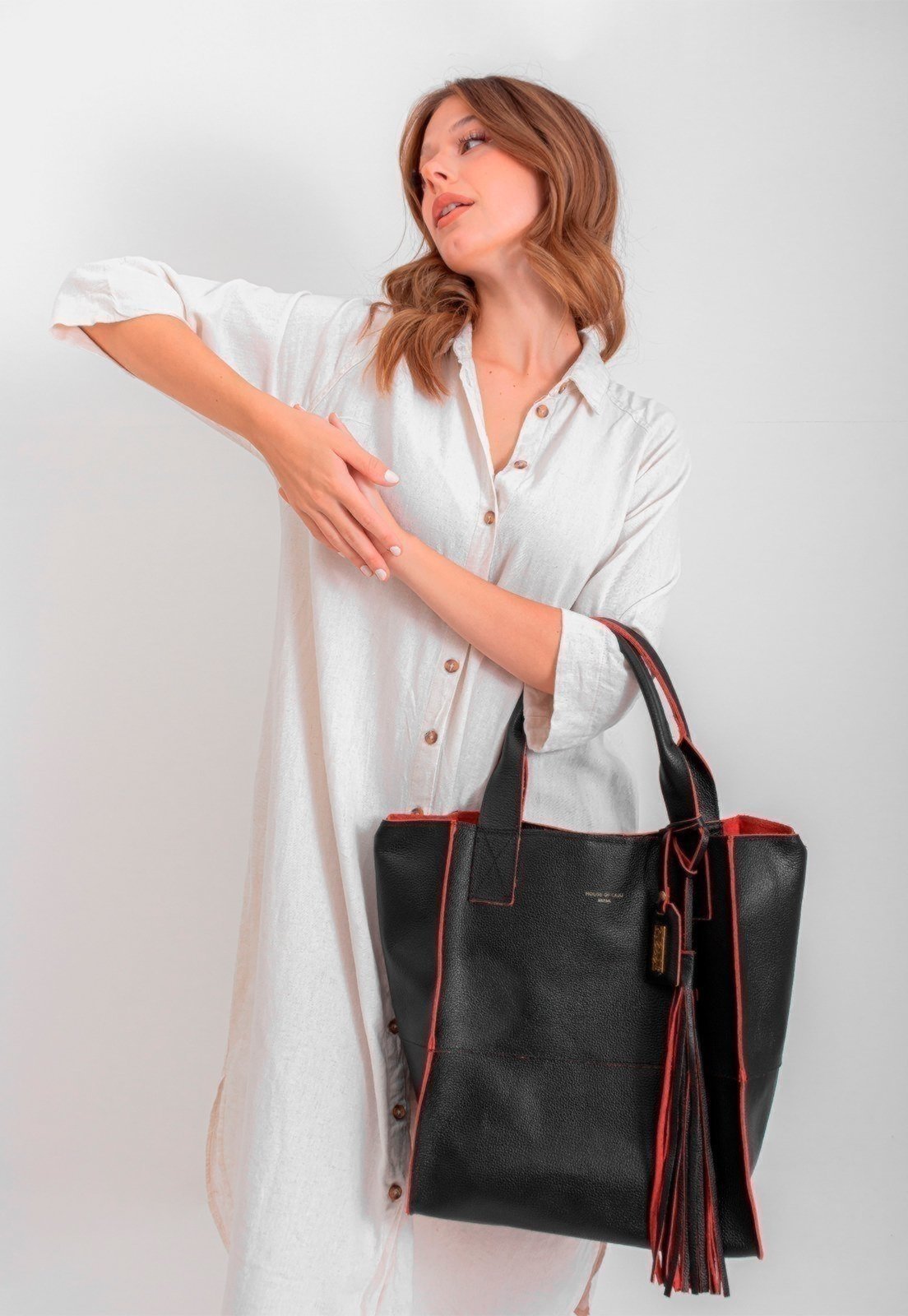 Bolsa Feminina Em Couro Tiracolo Preta Com Vermelha “Alexandra Rei”””