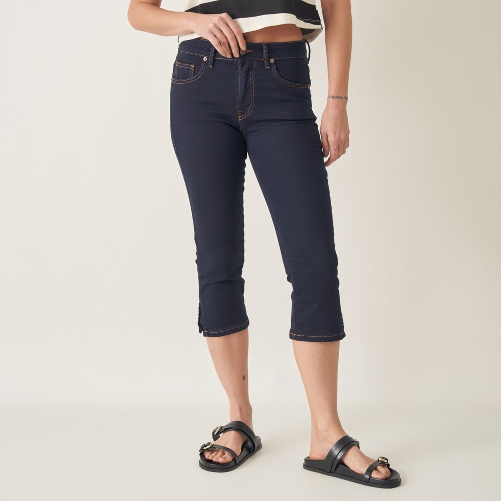 Calça Capri Jeans com Fendas Laterais