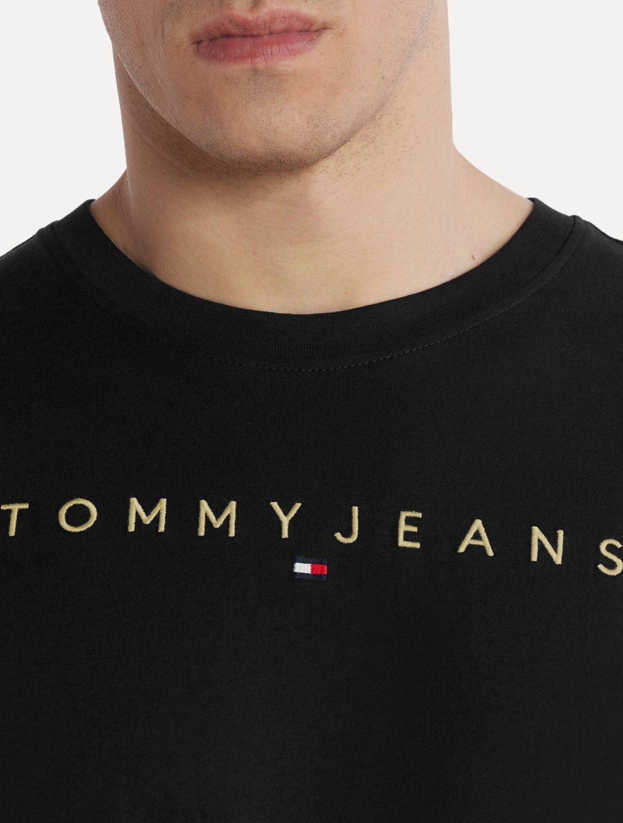 Vista 3 Camiseta Tommy Jeans Masculina Core Linear Gold Logo Preta preto gold Tommy Jeans preto gold