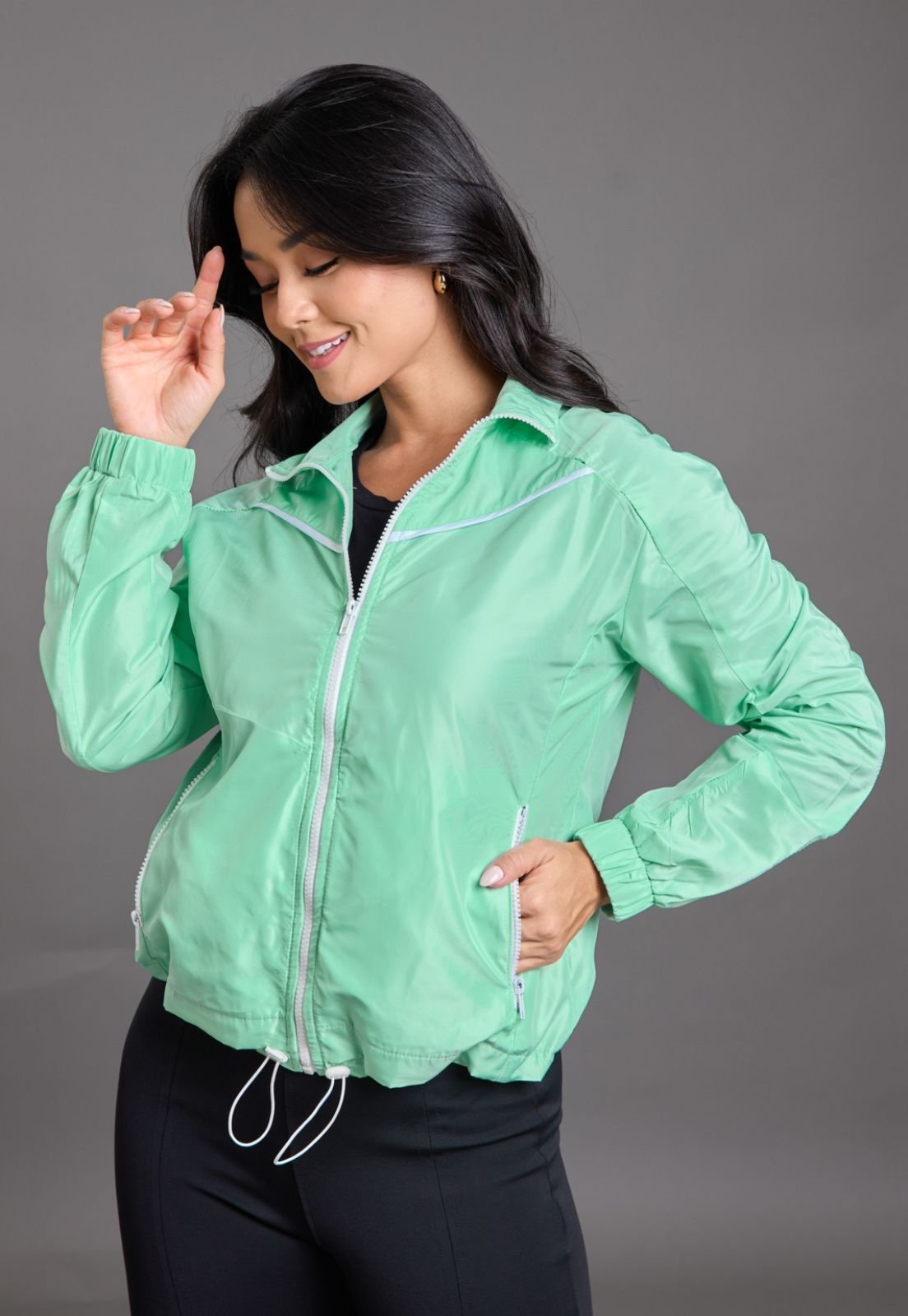 Jaqueta Corta Vento Feminina Lisa Color com Detalhe Dialogo Verde Claro