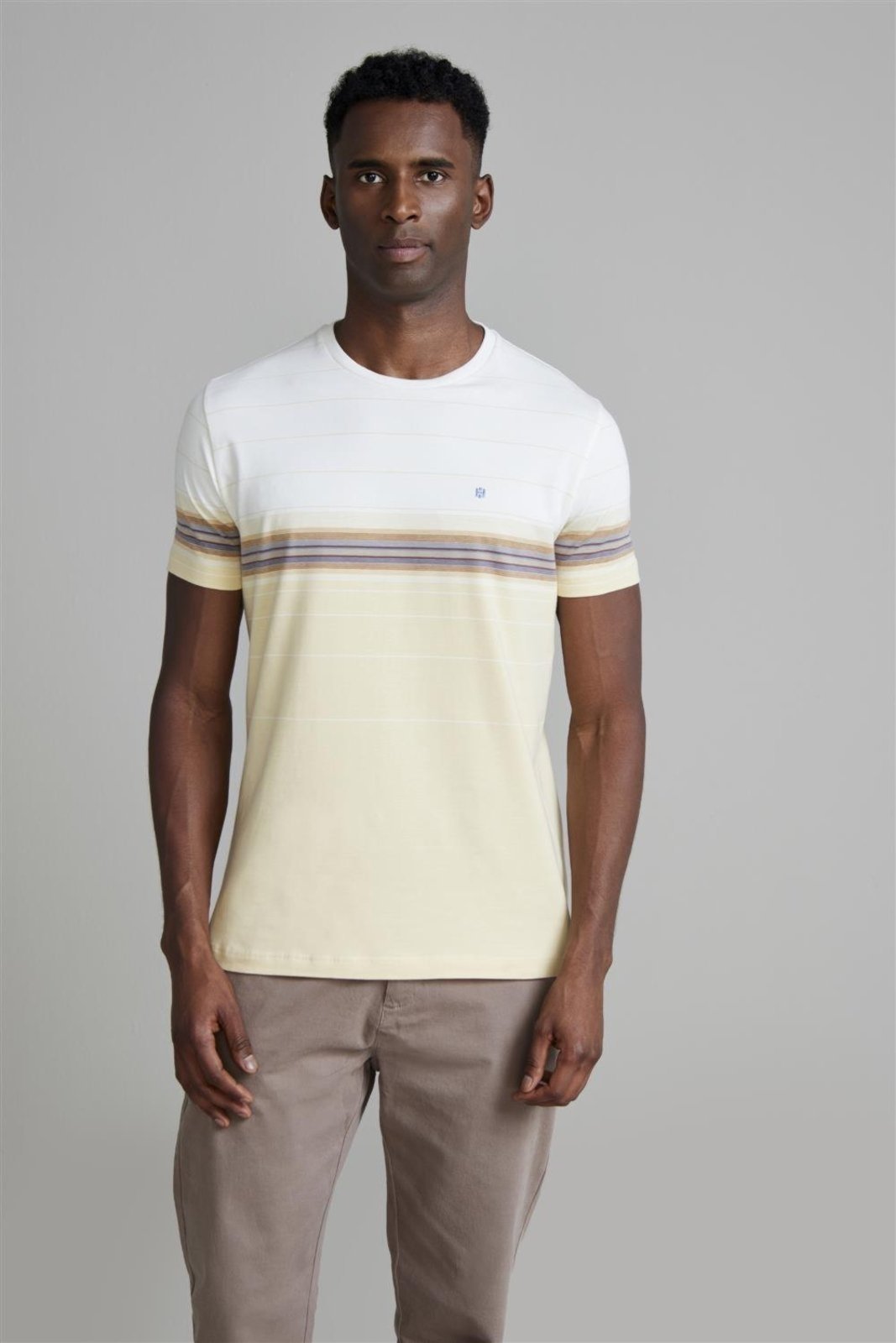 HIGHSTIL Camiseta Malha Slim Fit - Creme / Marrom Amêndoa