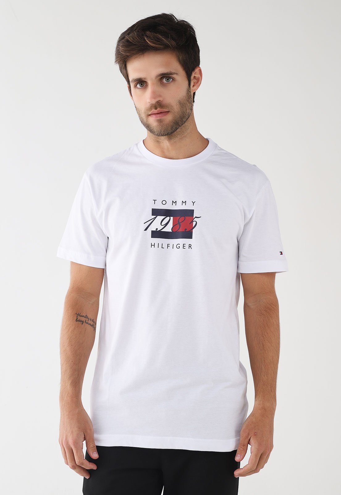 Vista 2 Camiseta Masculina Tommy Hilfiger Linear Flag Branca branco Tommy Hilfiger branco