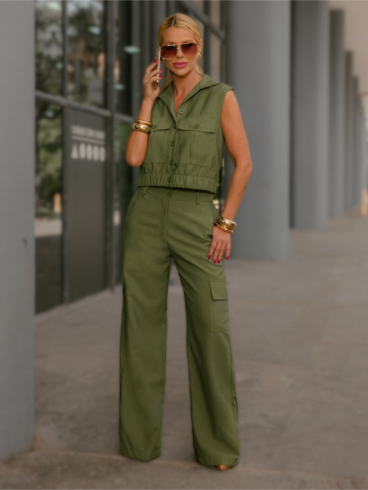Conjunto Feminino Colete com Bolsos botões e Elástico e Calça Cargo Pantalona Alfaiataria Muy Linda Verde Oliva