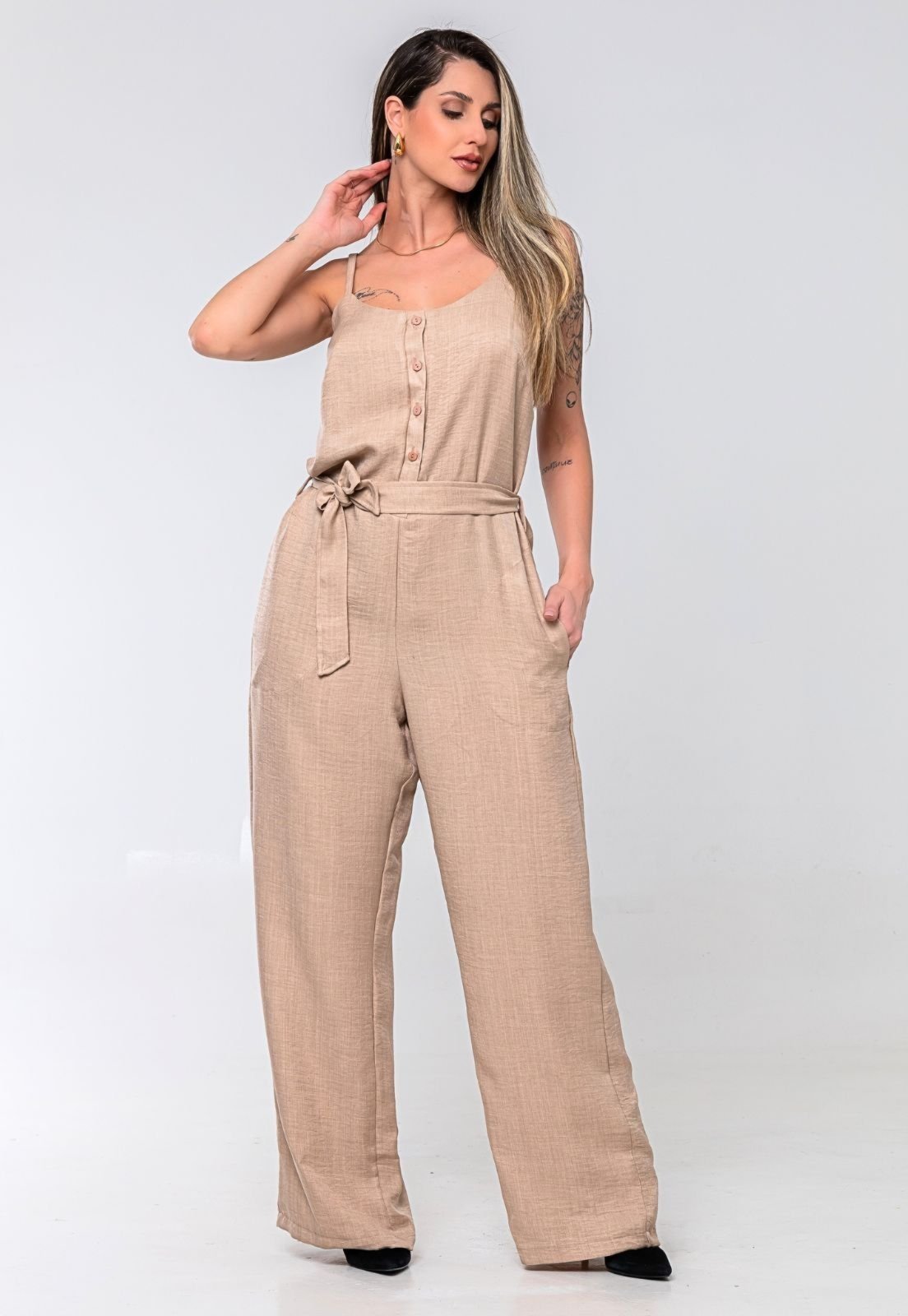 Macacão Feminino Pantalona Alfaitaria Botoes Frontal De Alcinha Com Ajuste na Cintura Amaraçao Duna Linho – BEGE
