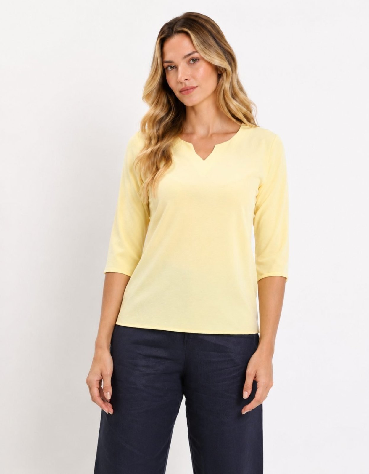 Blusa Feminina Pompier em Crepe Manga 7/8 com Decote Redondo (Abertura em V) Amarelo