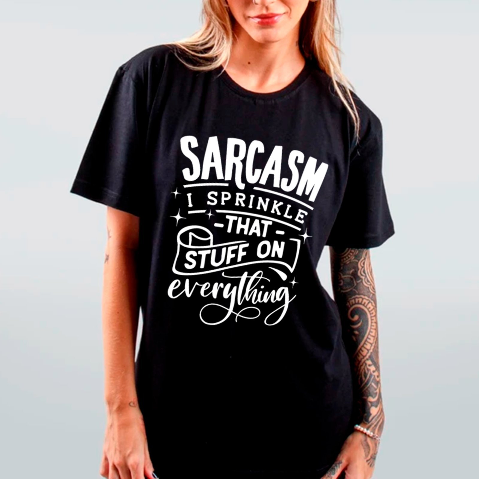 Vista 2 Camiseta Ousy Básica Sarcasmo em Tudo Humor Irônico Unissex branco ousy branco