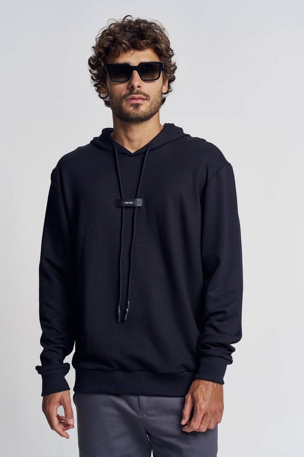 Blusão Masculino com Capuz e Detalhe Frontal Triton Preto