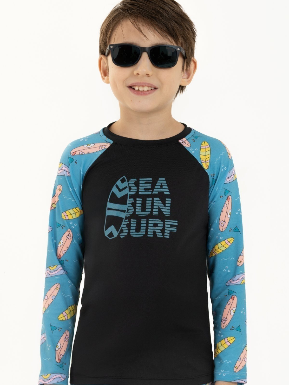 Vista 2 Camisa de Praia e Banho Menino com Proteção UV 50 - Mar, Sol e Surf Magicamente Kids preto Magicamente Kids preto