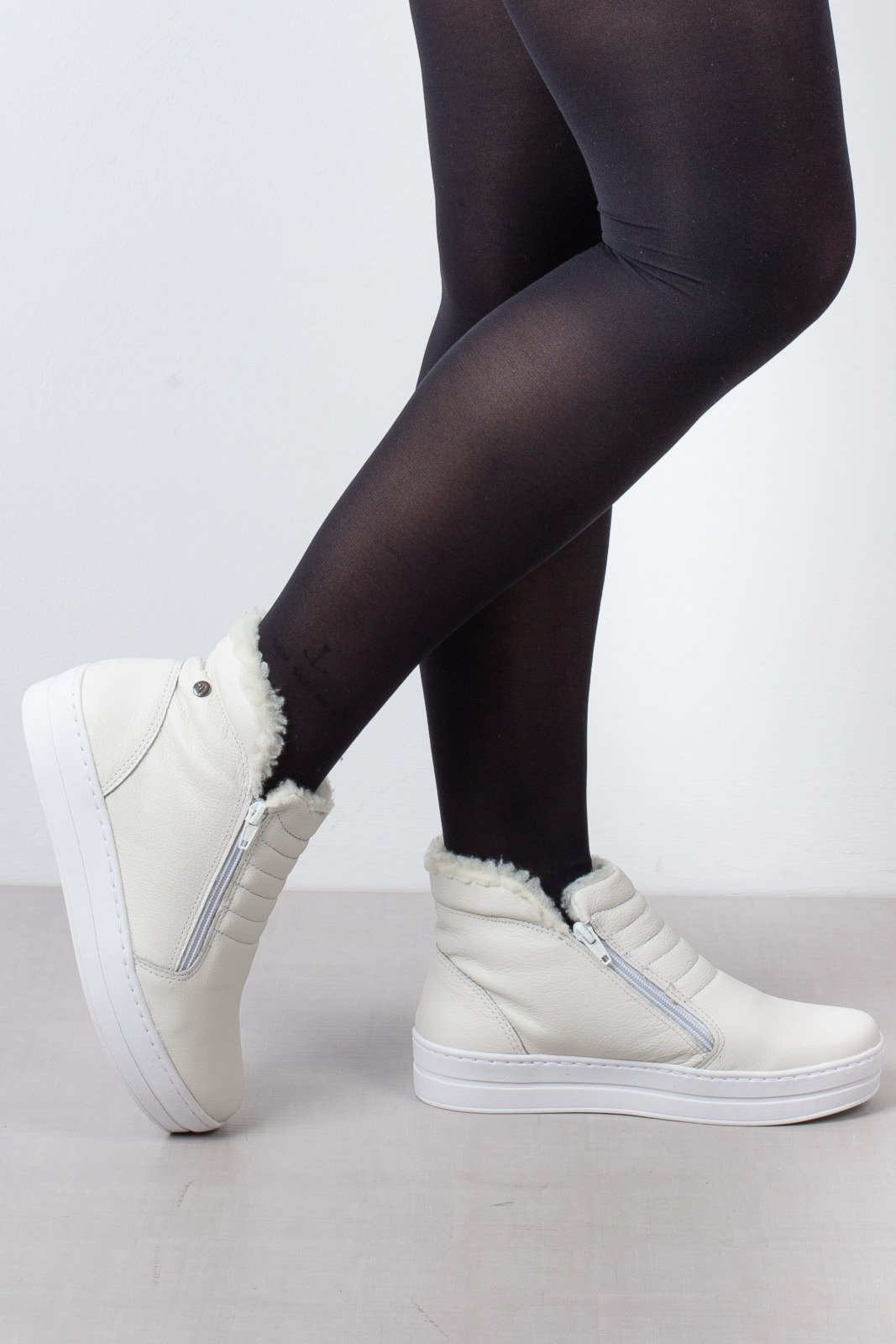 Tênis Andrea Vinci de couro com matelassê forrada em pelo 6903P – Off-white