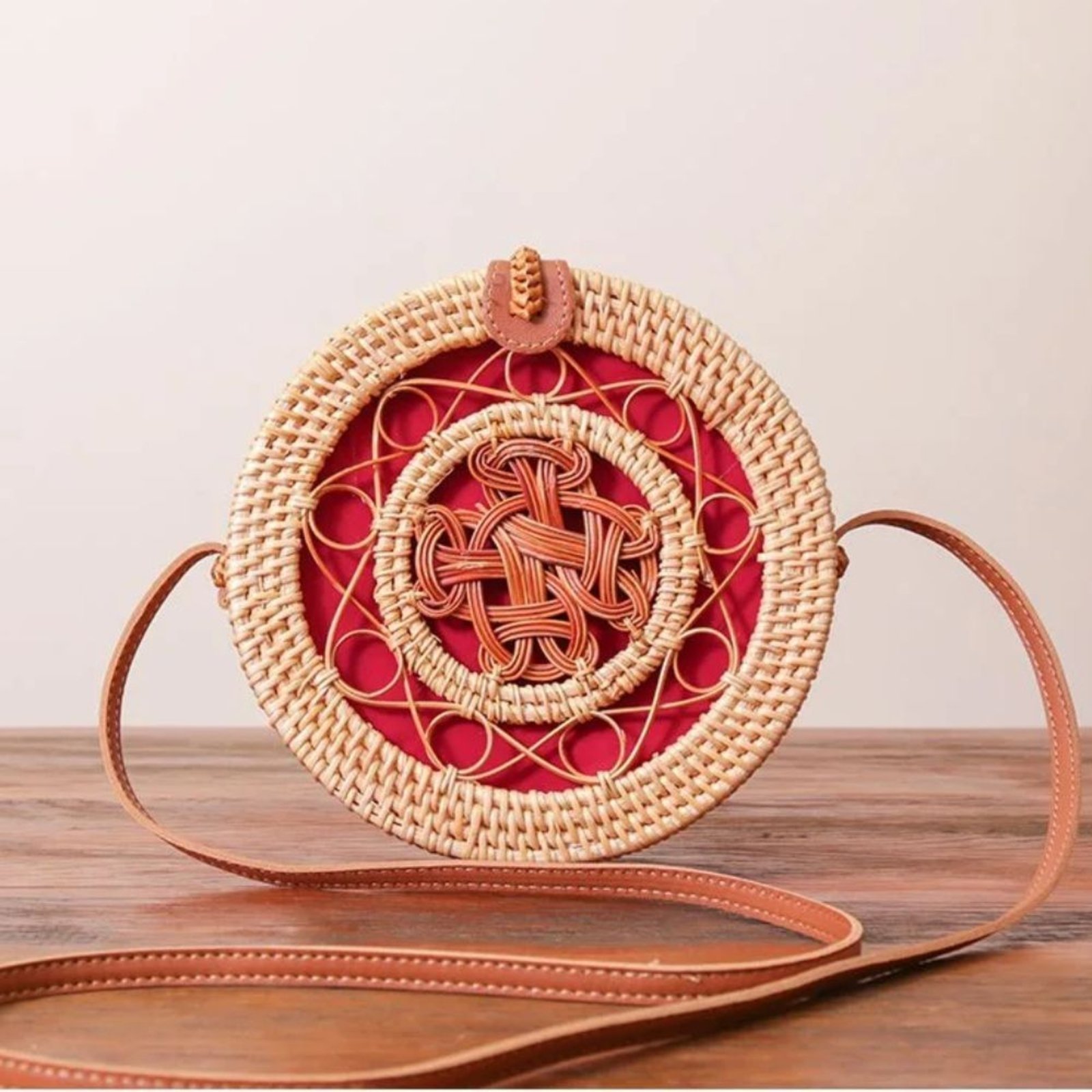 BOLSA DE PRAIA DE RATTAN ESTRUTURADA COM FORRO – BARBADOS – Vermelho – MELLOW BRAZIL