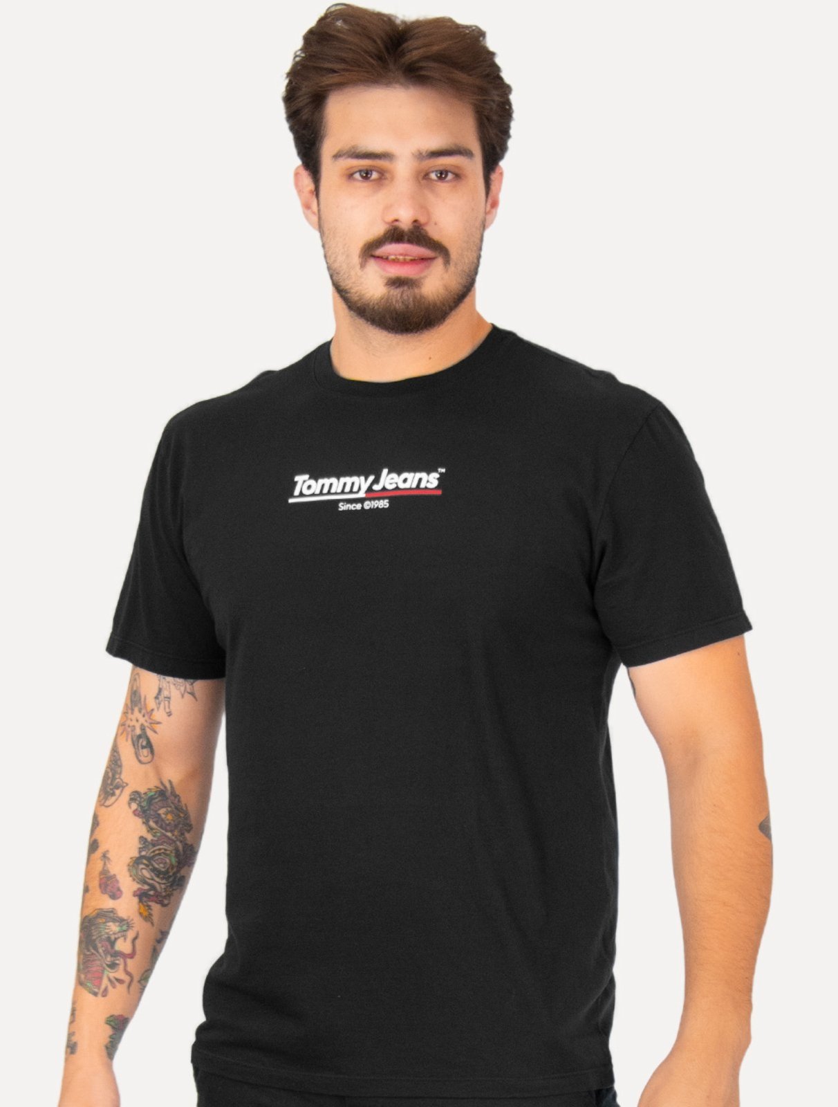 Vista 2 Camiseta Tommy Jeans Masculina Regular TJ RWB Flag Preta preto Tommy Jeans preto