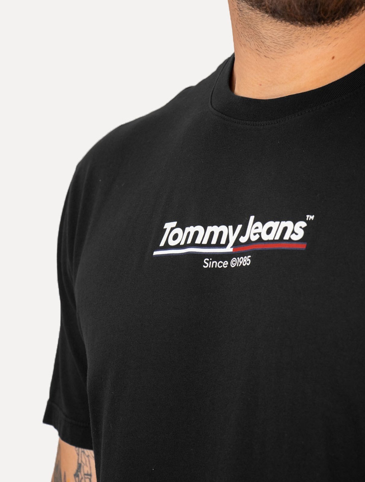 Vista 3 Camiseta Tommy Jeans Masculina Regular TJ RWB Flag Preta preto Tommy Jeans preto