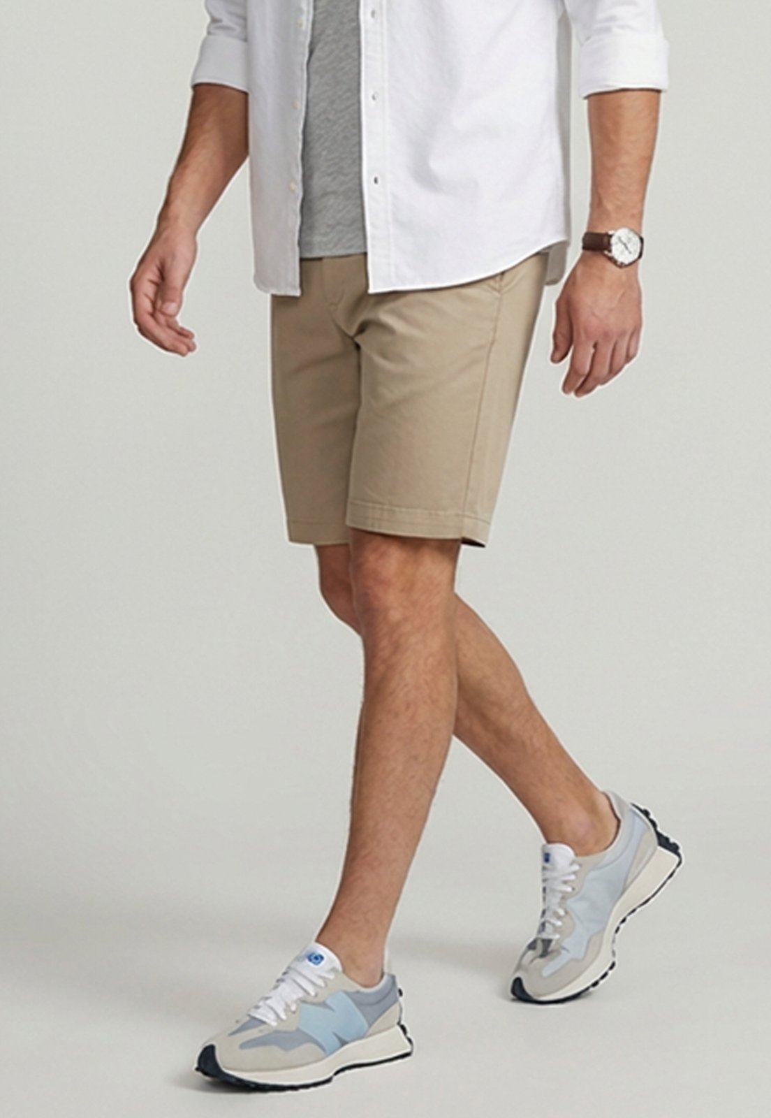 Vista 2 Bermuda Masculina Sarja Reta com Elastano Confortável e Versátil Macaw bege/cáqui Macaw bege/cáqui