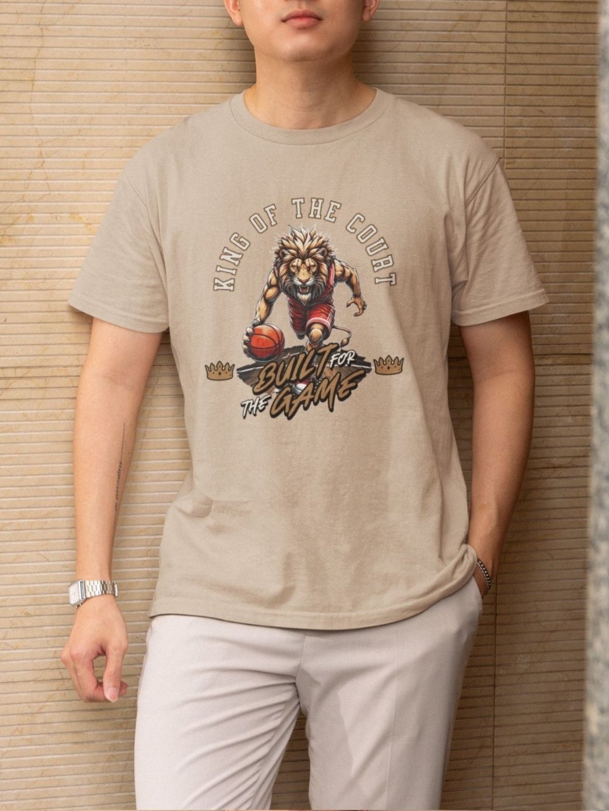 Camiseta Básica Masculina GuGi Basquete Leão Rei Das Quadras Caqui
