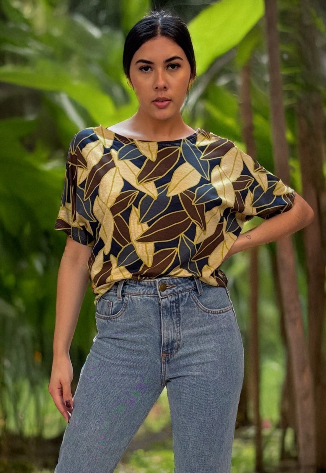 Blusa Básica Morcego Malha Gola Canoa Manga Curta Folhas de Outono
