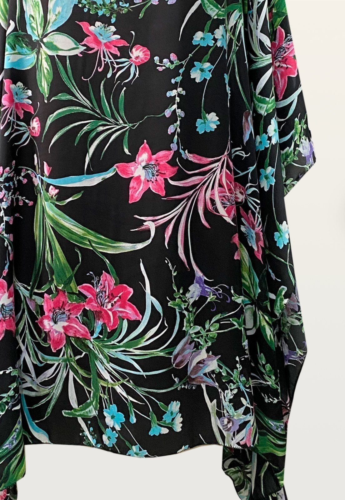 Vista 3 Vestido Kaftan Saída Curto Crepe Acetinado Estampado Floral Fundo 101 Resort Wear preto 101 Resort Wear preto