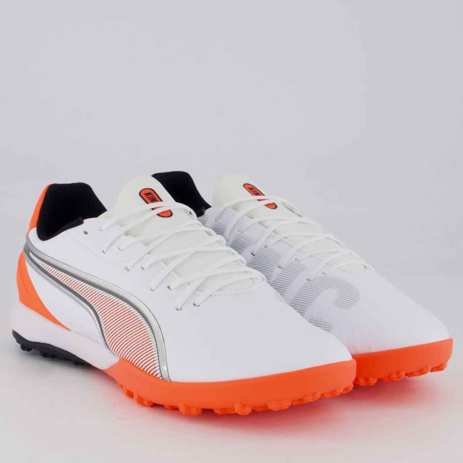 Vista 3 Chuteira Puma King Match TT Society Branca e Laranja branco Puma branco