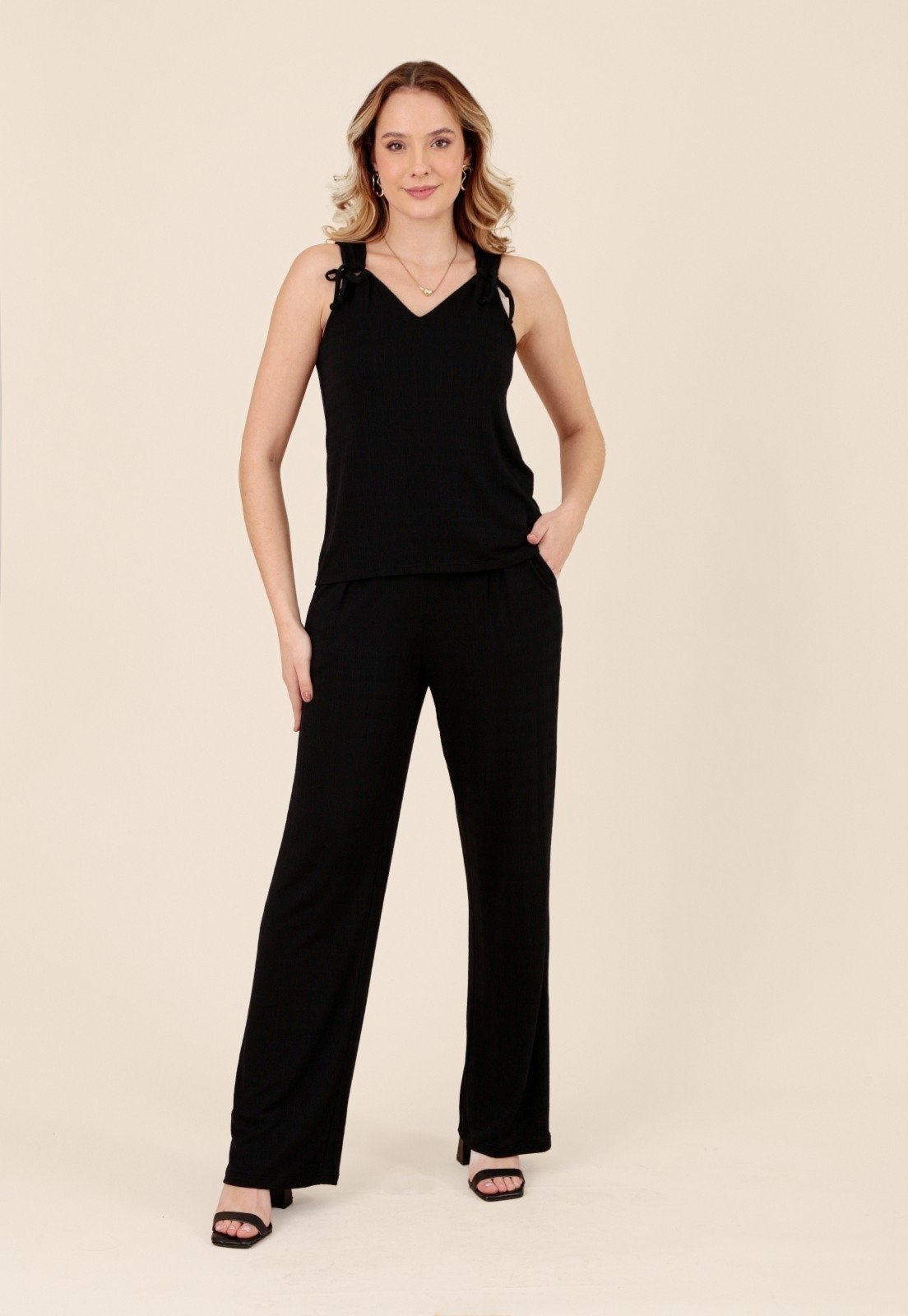 Calça Pop Me Wide Leg Em Malha Texturizada Com Pregas E Bolso Preto
