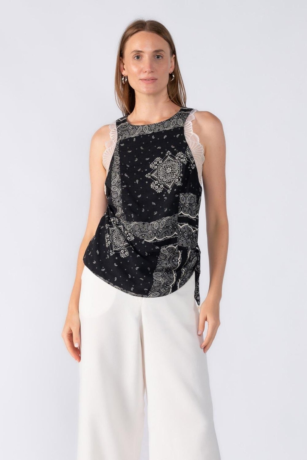Blusa estampada com detalhe na cintura Preto