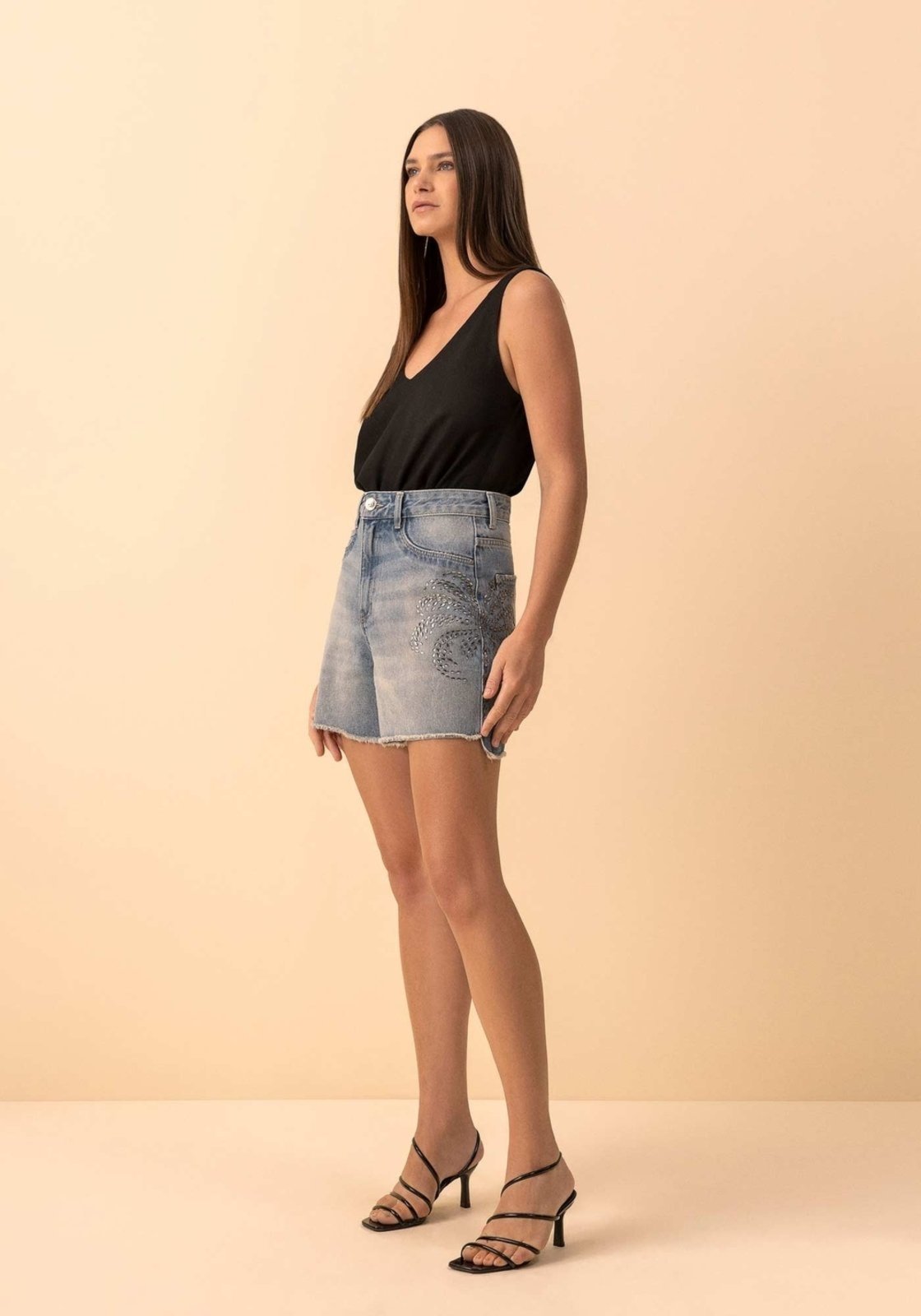Shorts Mom Jeans Com Cintura Alta E Aplicações