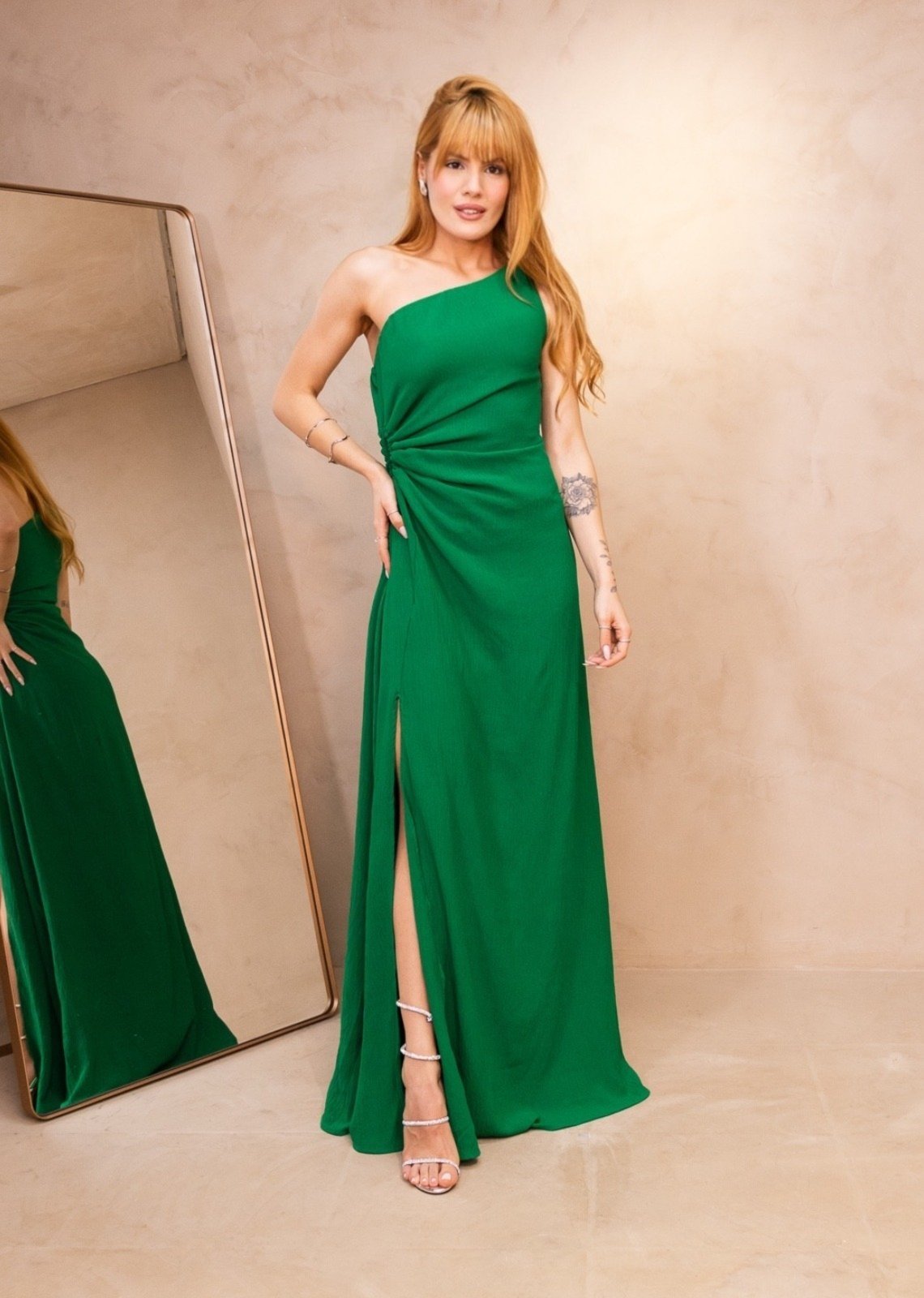 Vista 2 Vestido Longo 1 Ombro Abertura Lateral Yaly Esmeralda Cia do Vestido verde Cia do Vestido verde