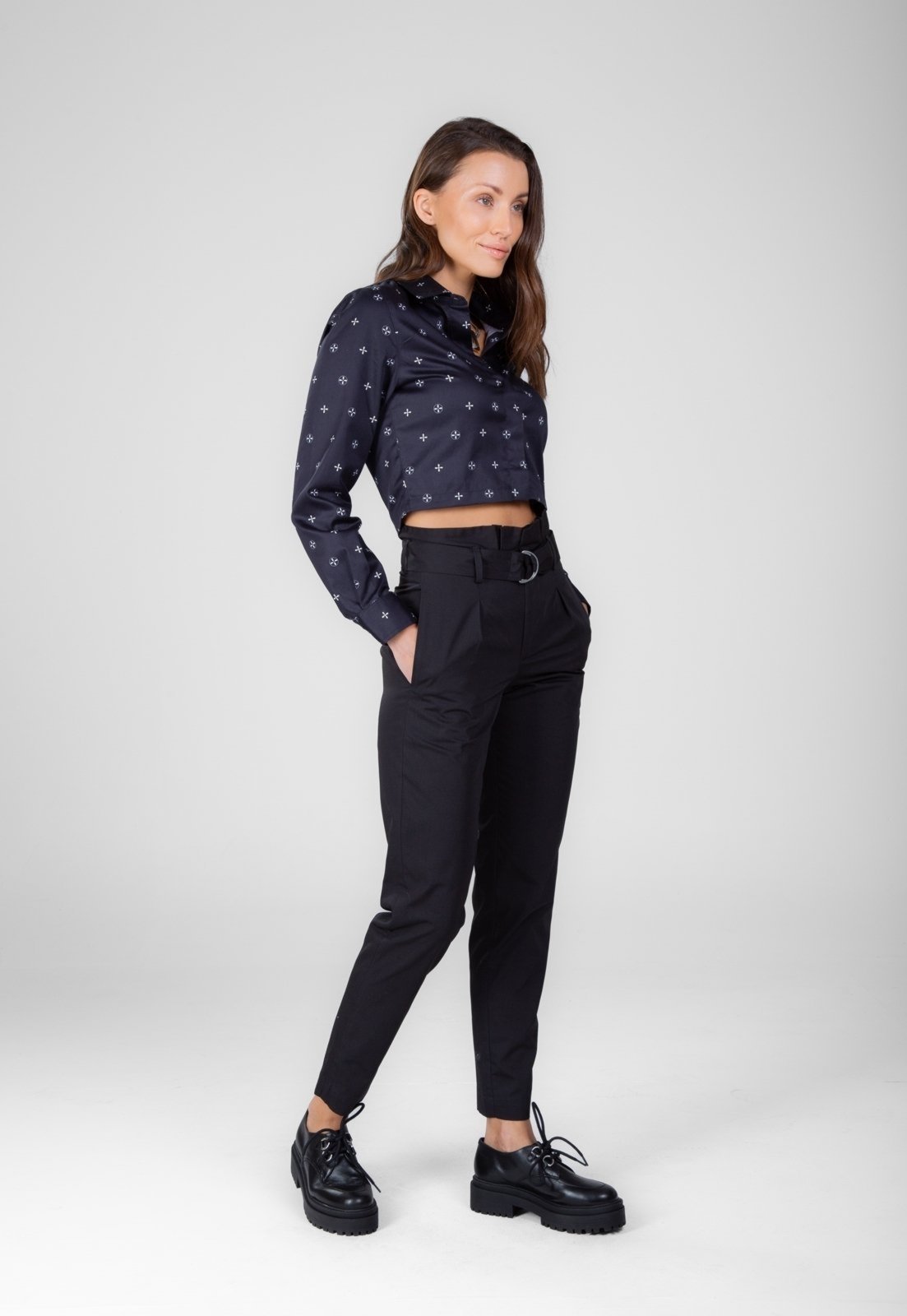 Vista 3 Camisa Traymon Cropped Manga Longa Preto estampado Traymon estampado