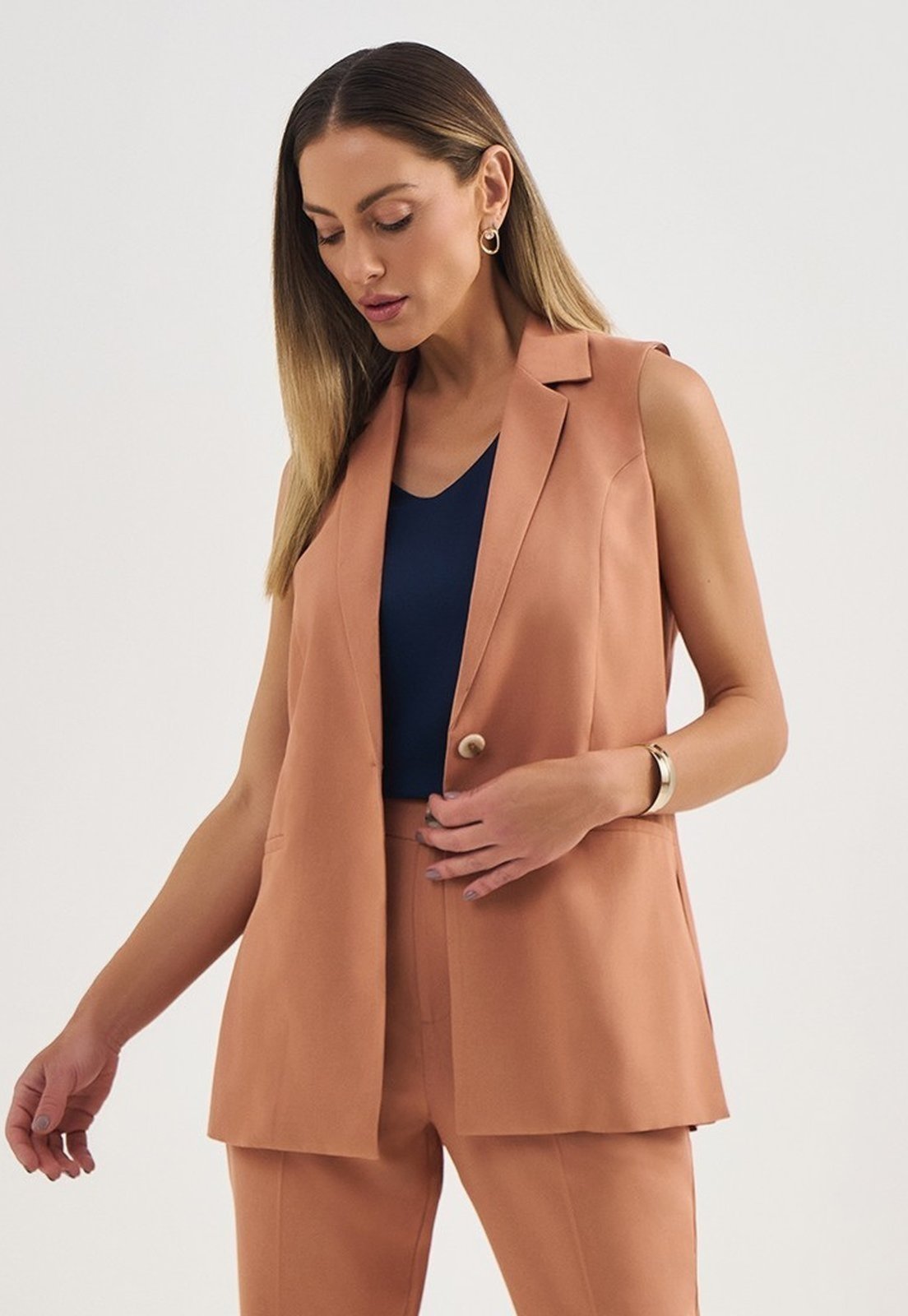 Colete Alongado de Alfaiataria em Viscose Camel Crislene