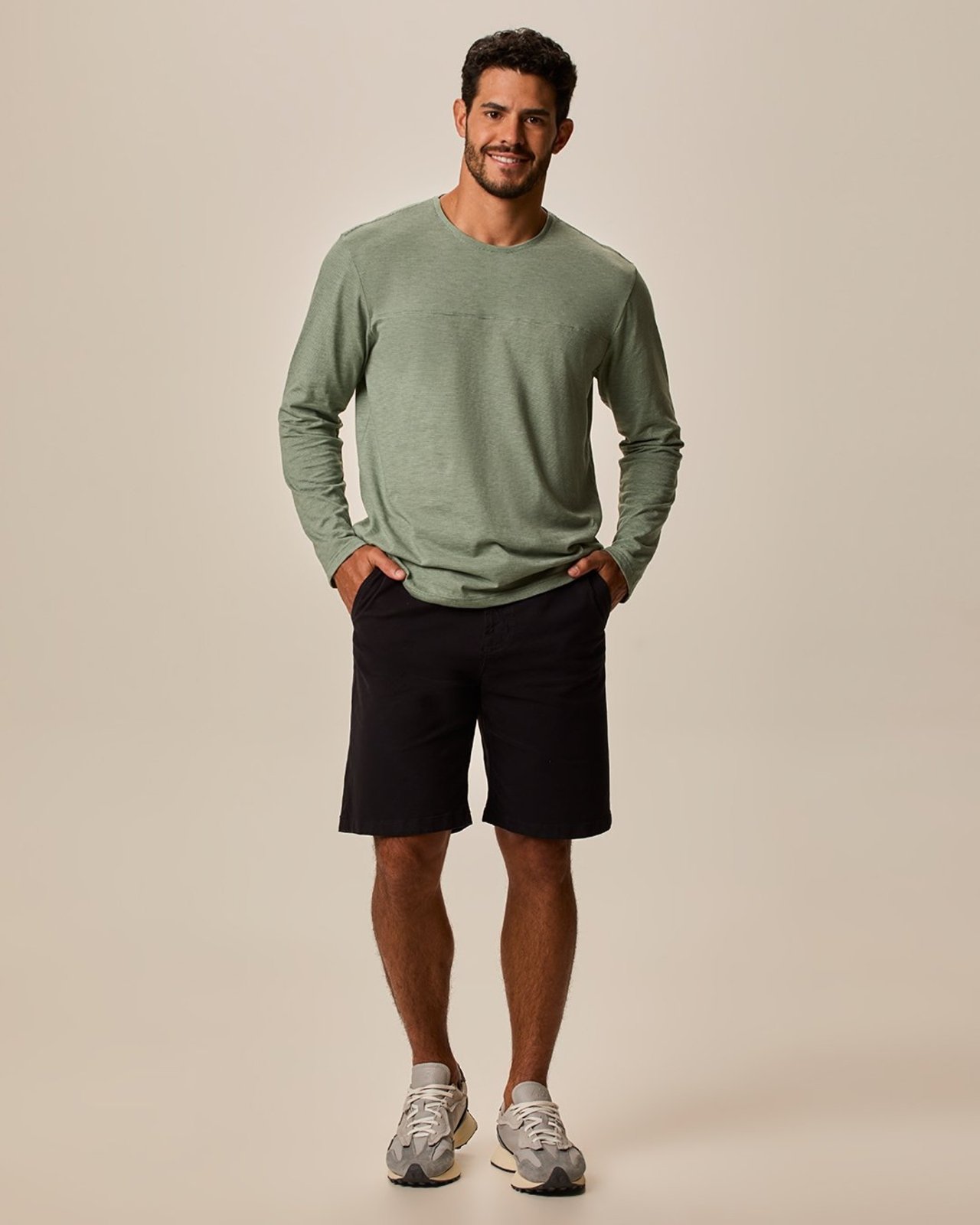Bermuda Masculina Slim Cintura Média Bolso Funcional Em Sarja Com Elastano