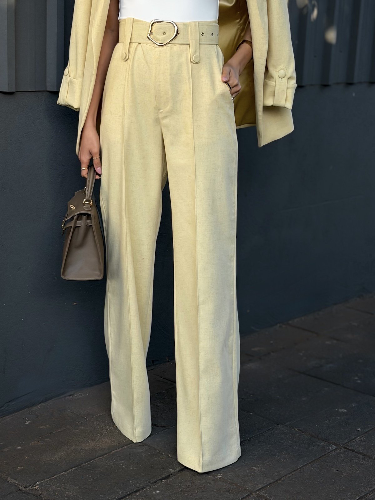 Calça MOS Feminina Pantalona de Alfaiataria com Linho e Cinto Amarelo Claro Manteiga – Mariana Olympio