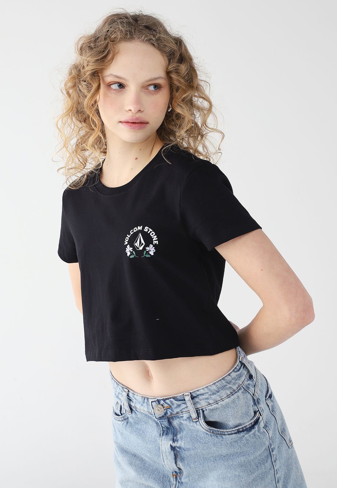 Camiseta Cropped Volcom Reta Bloom Preta