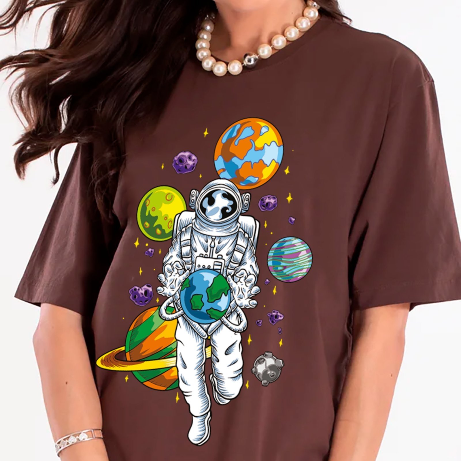 Vista 2 Camiseta Ousy Unissex Streetwear Astronauta Segurando a Terra Arte Cósmica Oversized marrom ousy marrom