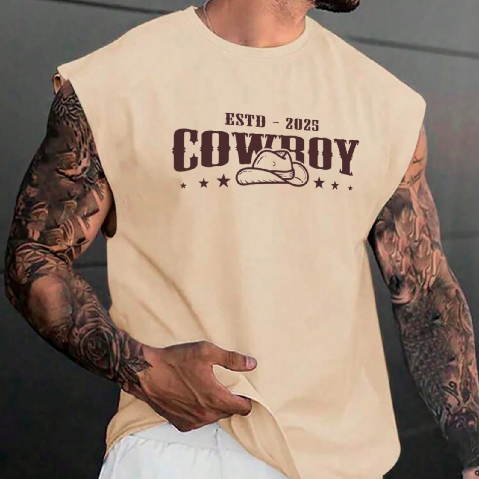 Camiseta Regata Machão Country Cowboy Estd 2025 Inspiração Rodeio Masculina Off White