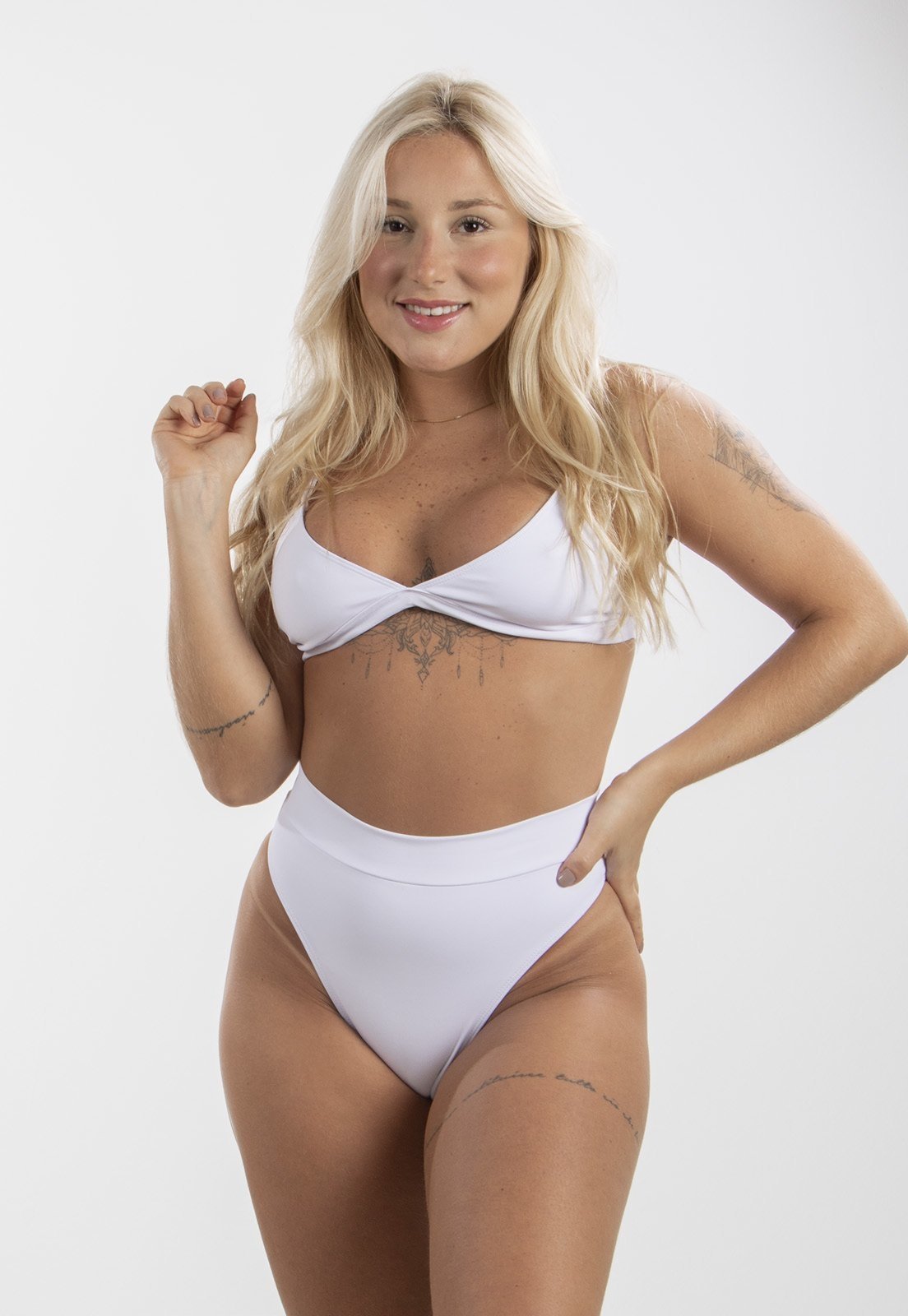 Biquíni Rioutlet Hot Pants Cintura Alta + Sutiã Triângulo Branco