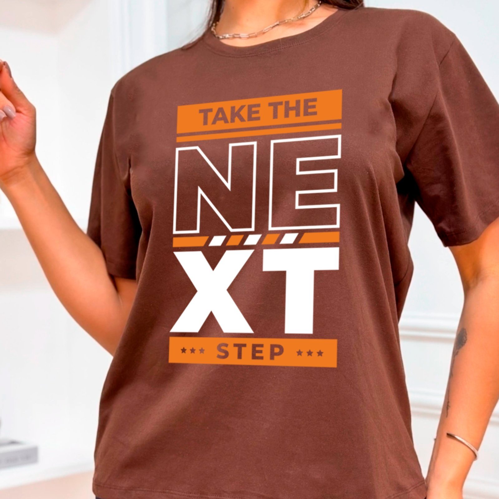 Camiseta Ousy Take the Next Step Oversized Unissex Marrom