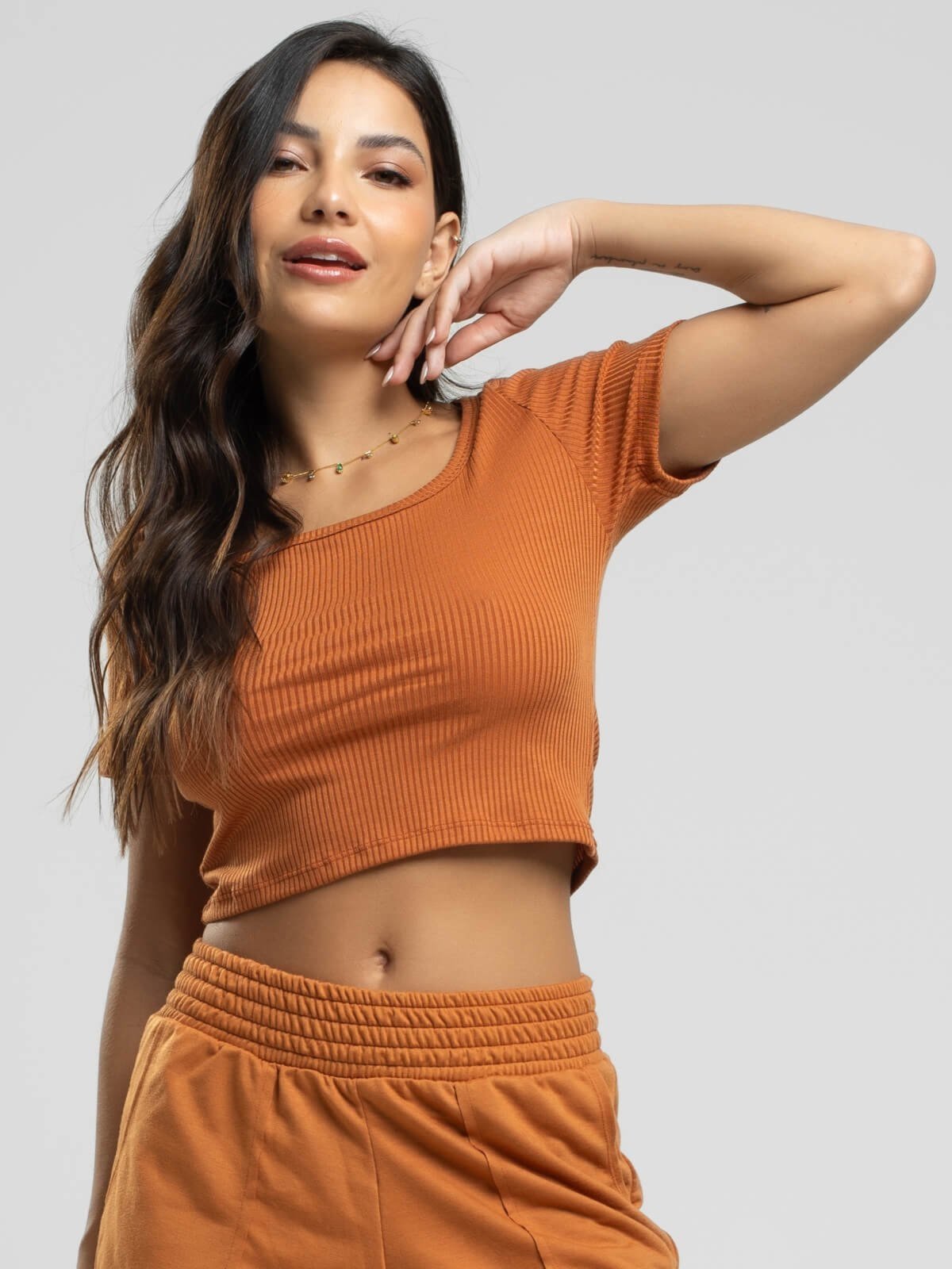 Cropped Canelado Decote Quadrado Manga Curta Moda Casual Vicbela Terracota