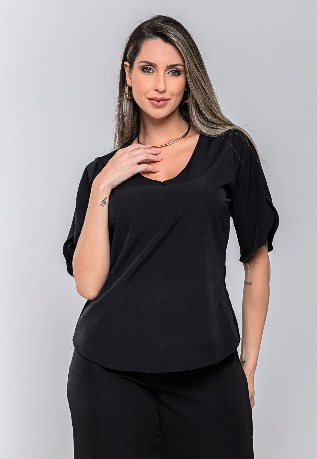 Blusa Feminina com Decote V e Manga Folha 3/4 Elegância e Leveza Preto Docce Mulher
