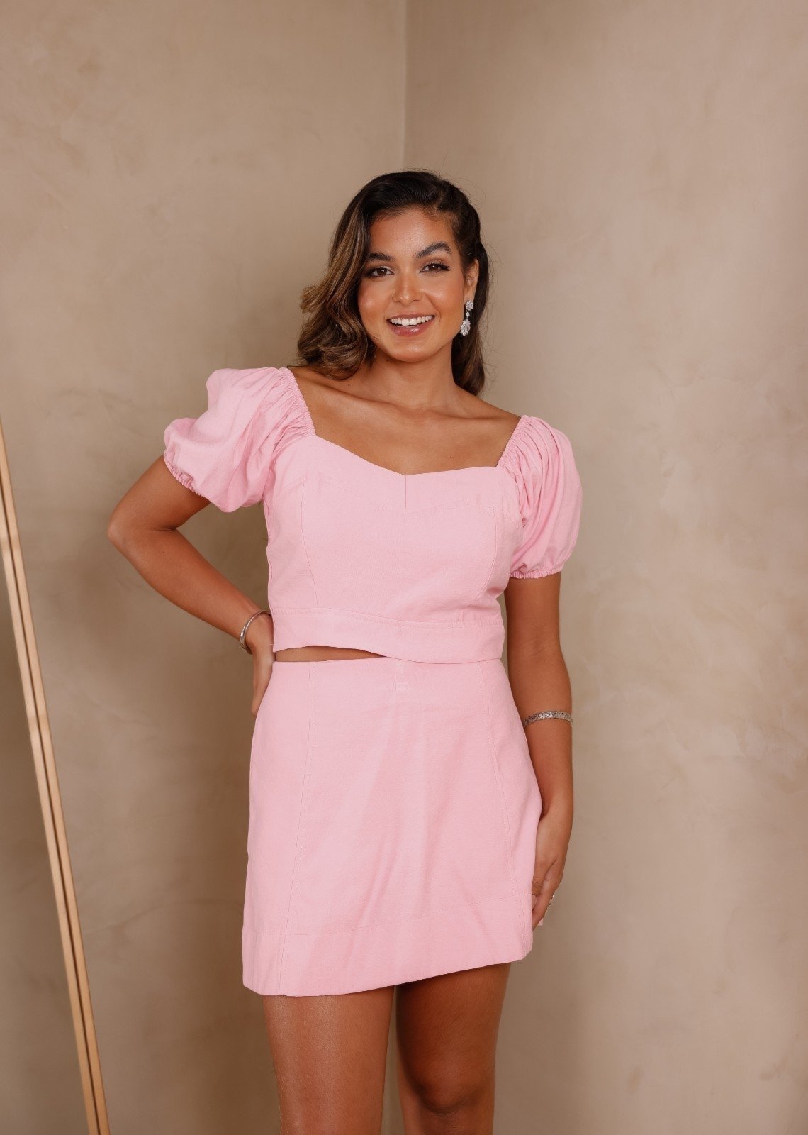 Conjunto Cropped Mangas Princesa e Short Saia Cintura Alta Crepe Lanyse Rosa