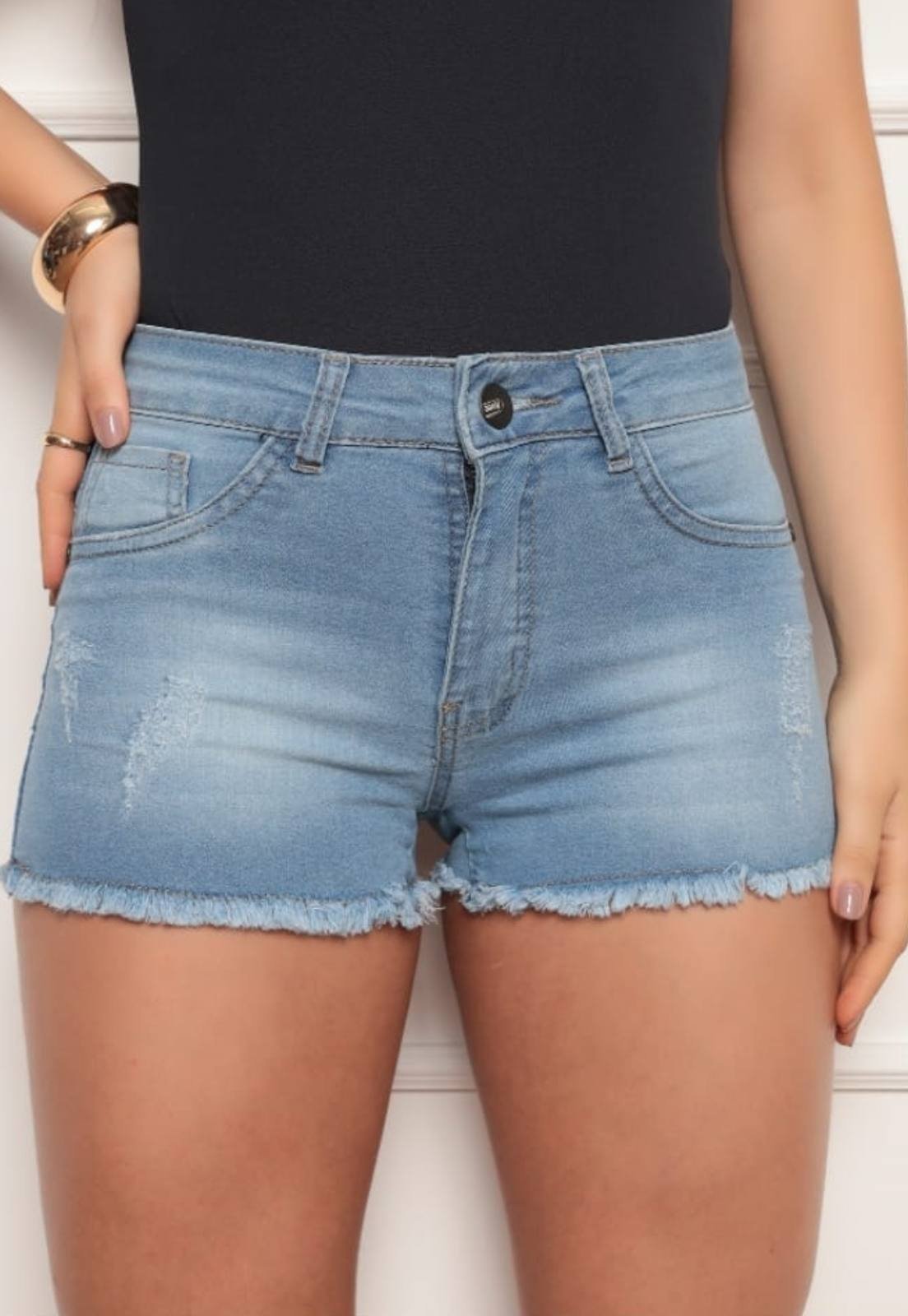 Short Jeans Básico Barra Desfiada Feminino Avec Conforto e Estilo Delave Azul