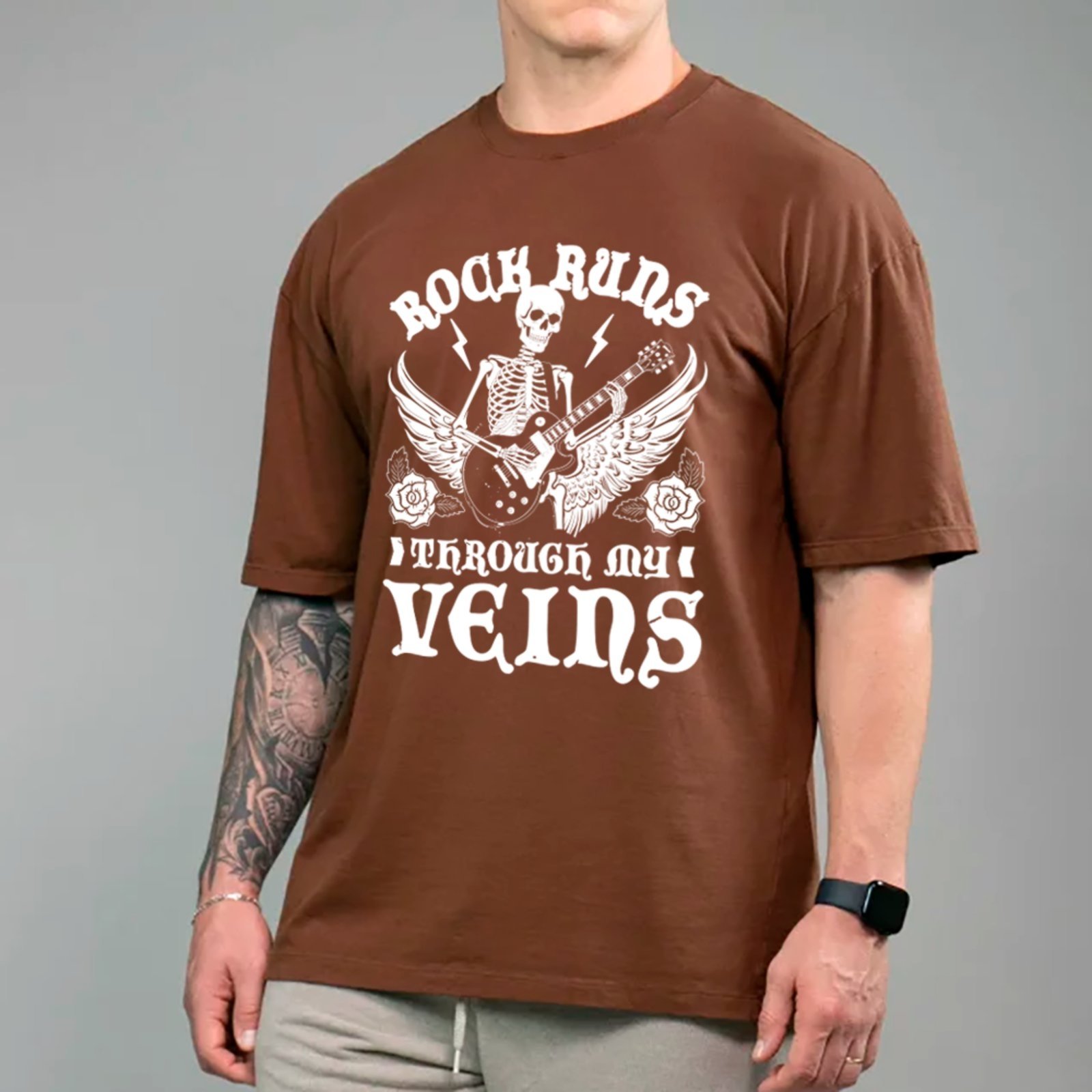 Camiseta Ousy Streetwear Rock Runs Through My Veins Oversized Unissex Marrom