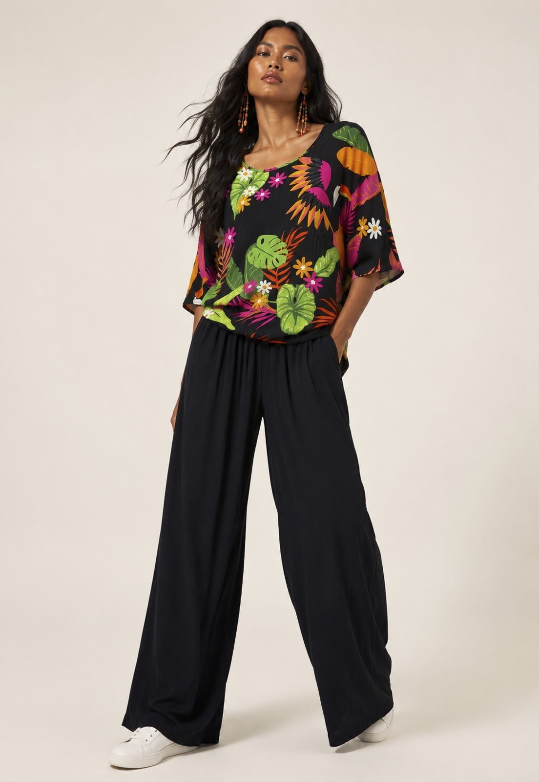 Conjunto Amazonia Vital Feminino Noite Botânica com Blusa Estampada e Calça Pantalona Preta
