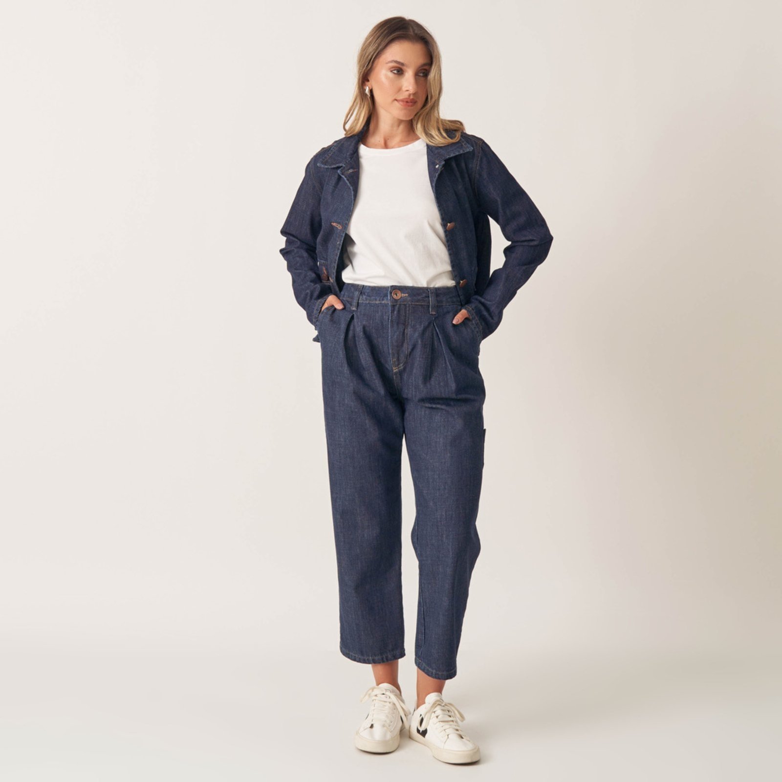 Vista 3 Calça Jeans Cenoura Relaxed Gancho Alongado Bloom azul Bloom azul