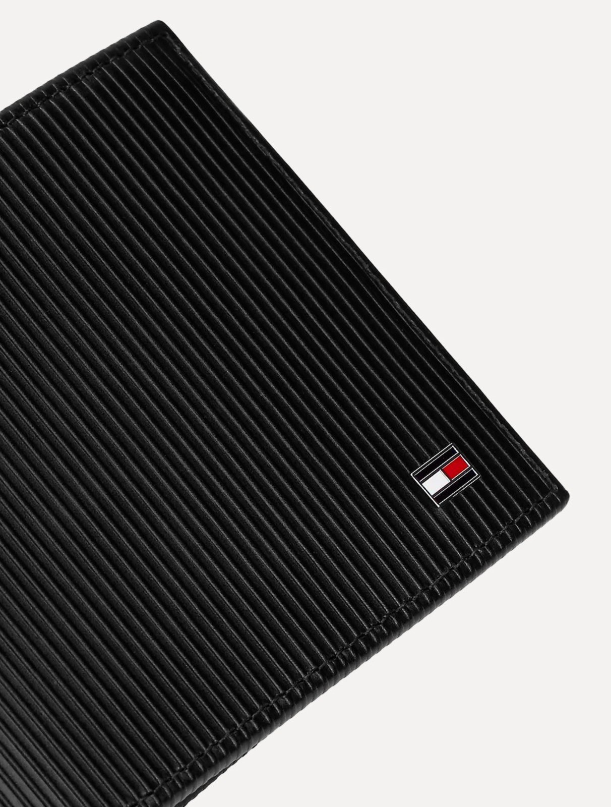 Vista 3 Carteira Tommy Hilfiger Masculina Mini Flag Textura Vertical Preta preto Tommy Hilfiger preto