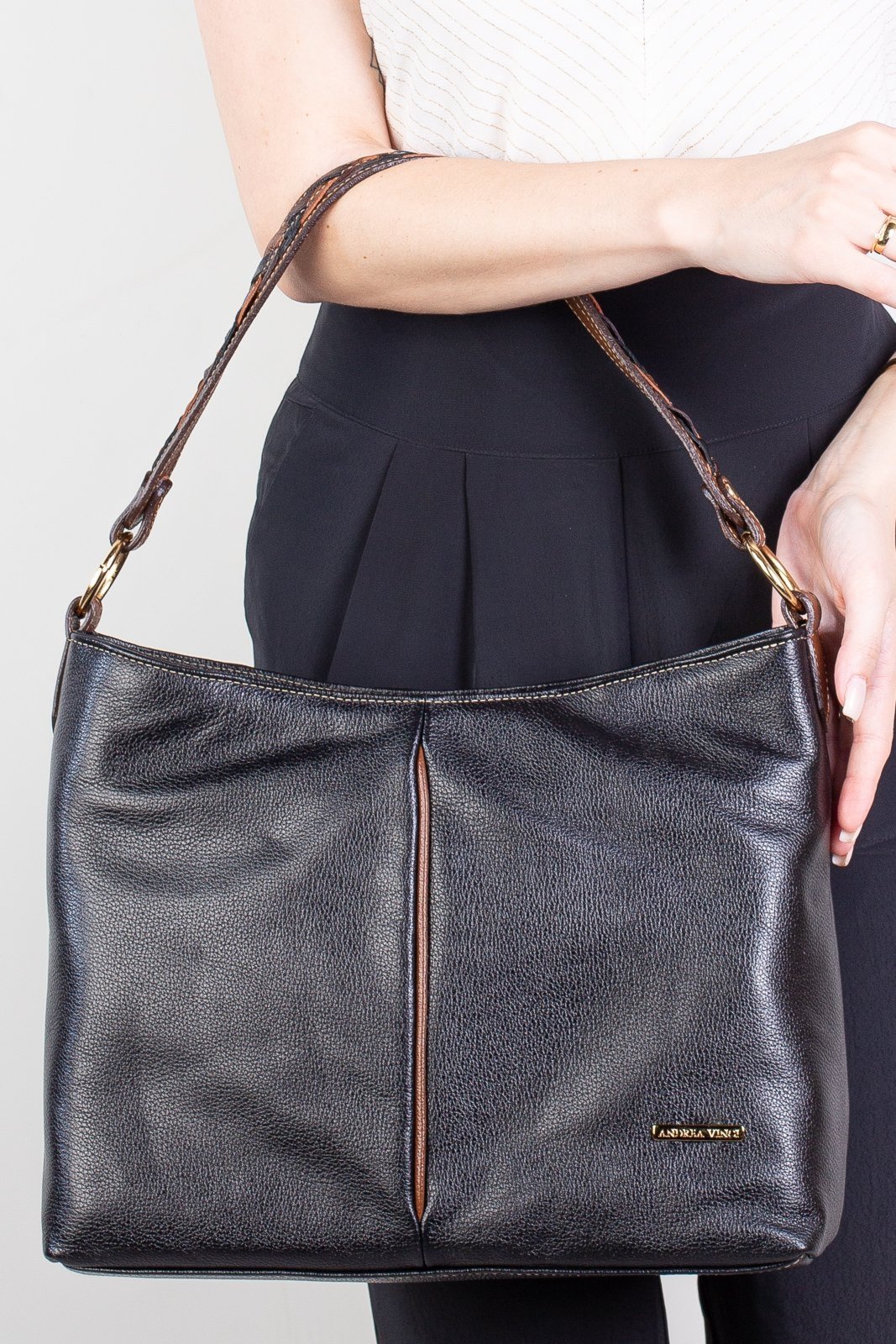 Bolsa de ombro em couro liso Flávia - Preto/Whisky