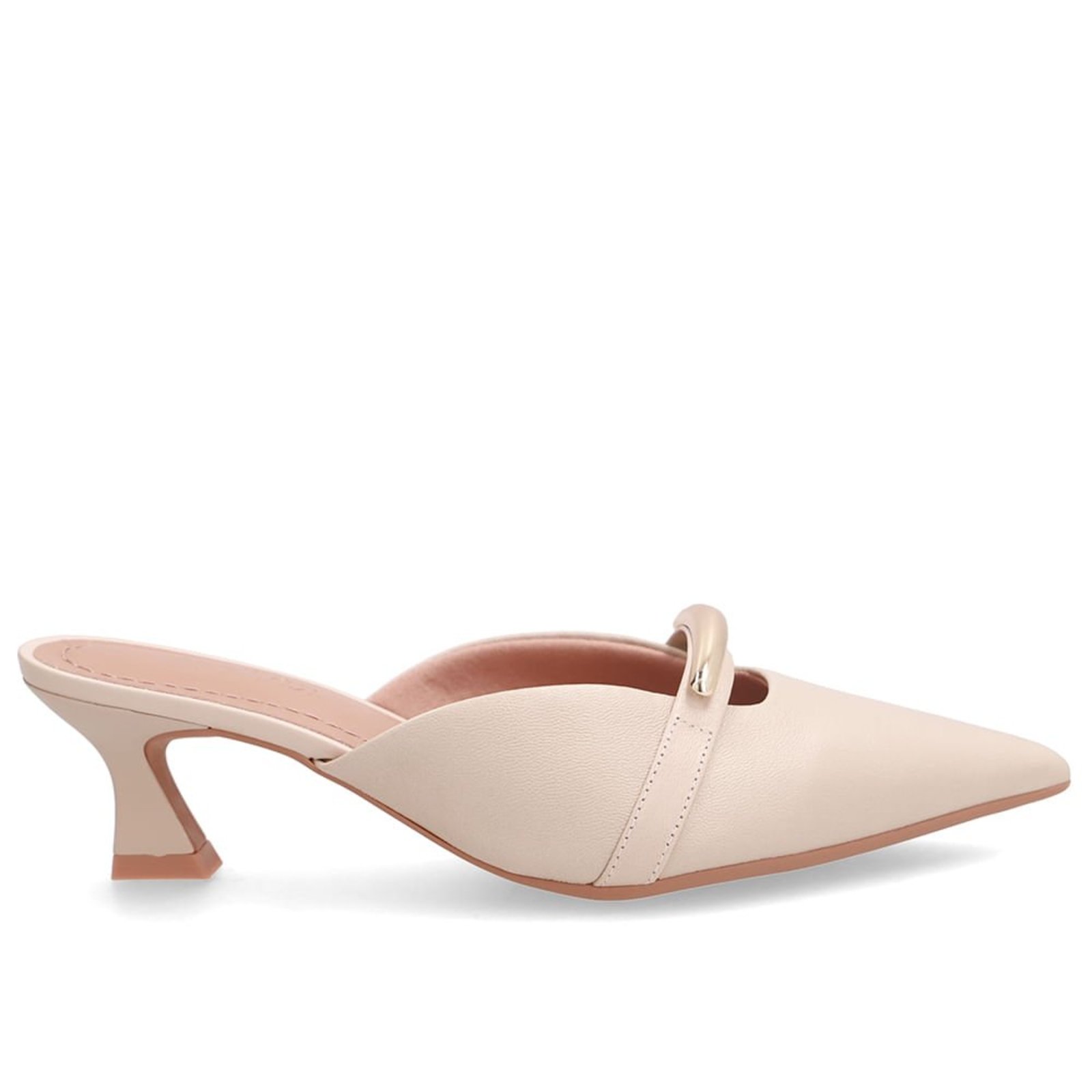 Mule De Couro Bege Com Salto Kitten Heel E Enfeite Dourado