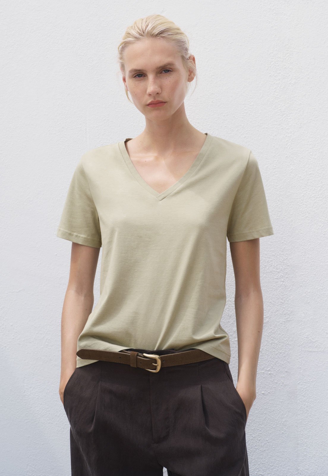 Camiseta Feminina Mango Decote V Bege