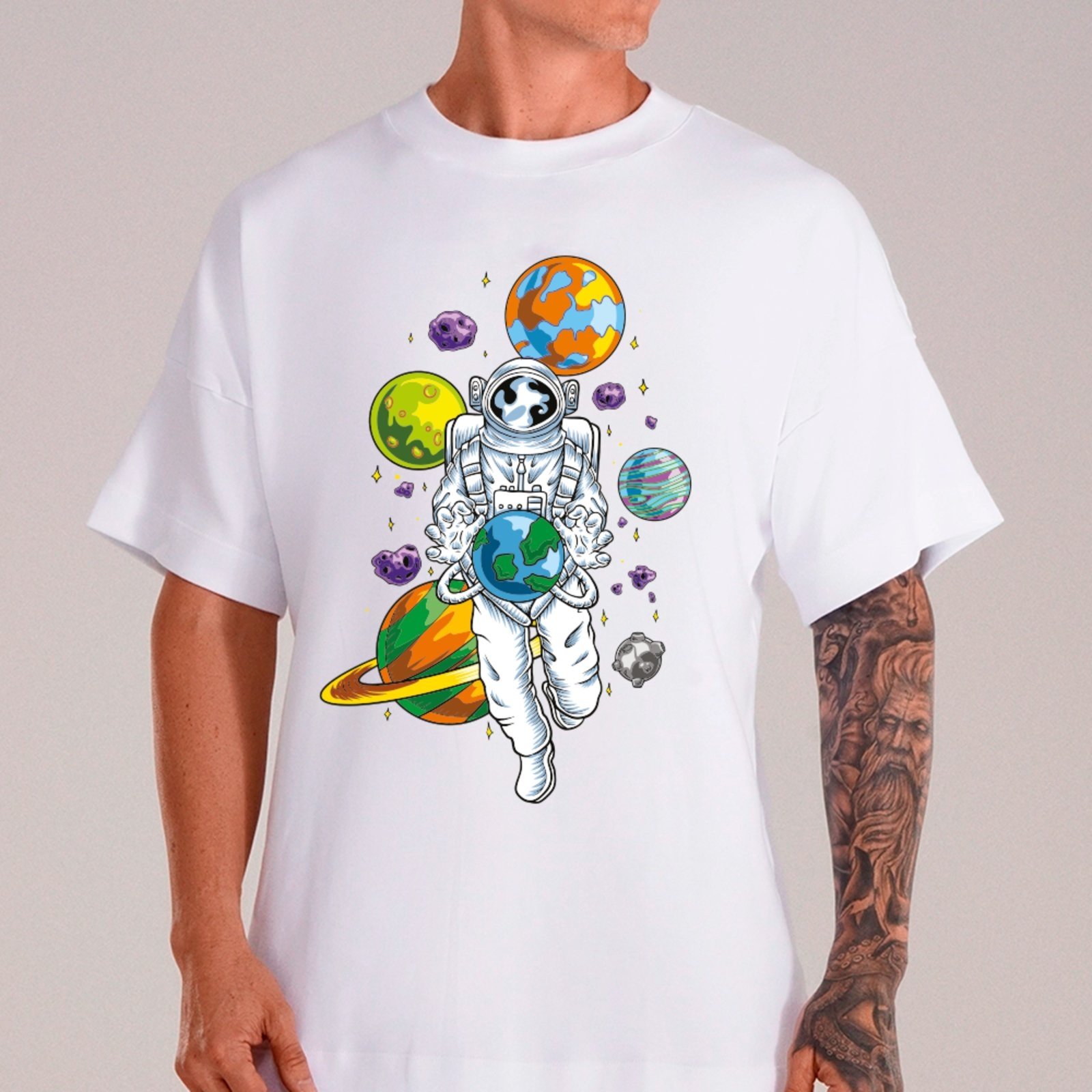 Vista 2 Camiseta Ousy Unissex Streetwear Astronauta Segurando a Terra Arte Cósmica Oversized marrom ousy marrom